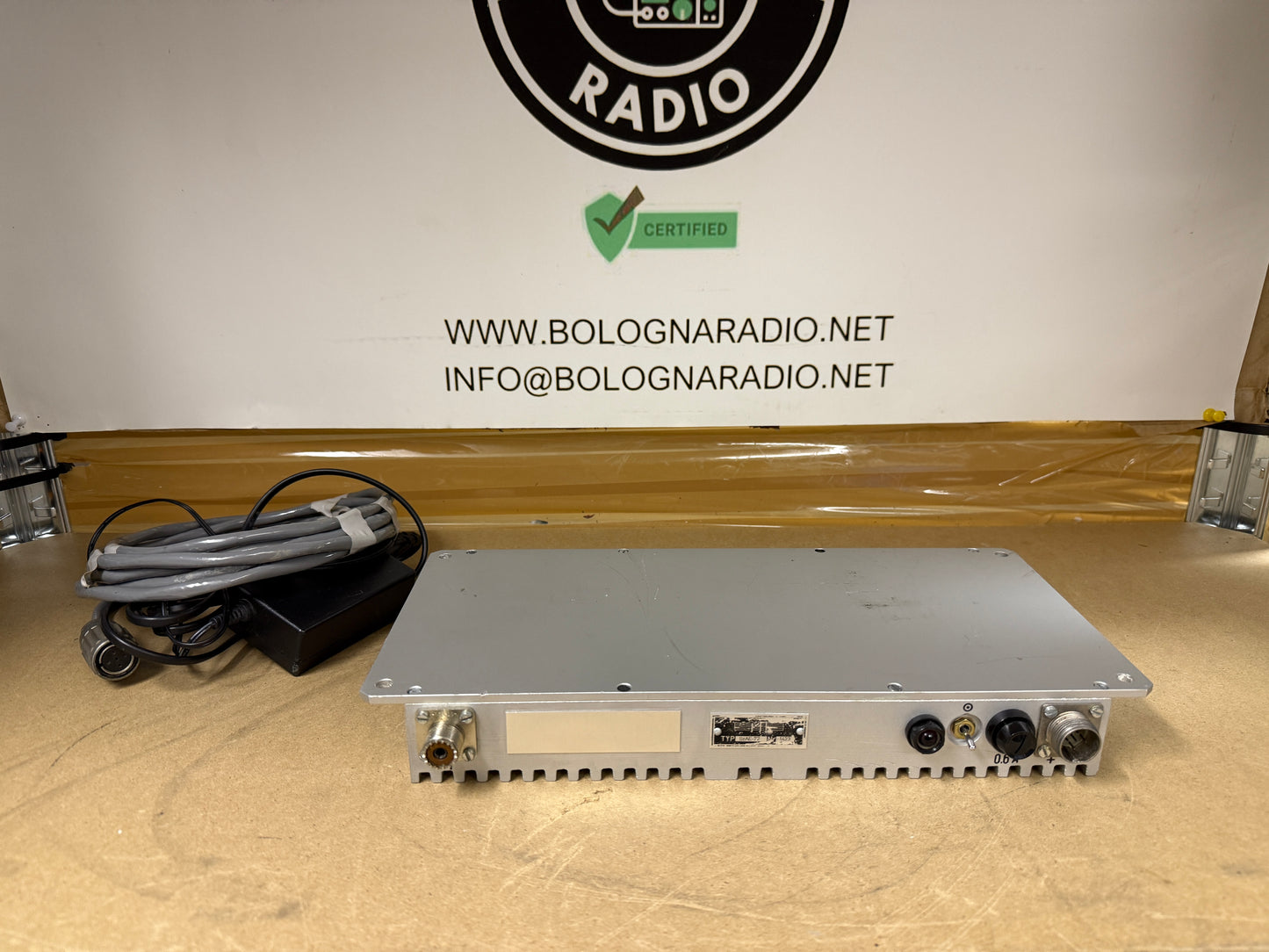 AMPLIFICATORE D'ANTENNA A BANDA LARGA A 10 uscite
