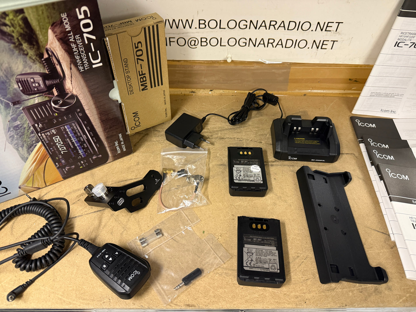 Icom IC 705 + 2 BP 307 + MBF 705 + supp antenna Garanzia 12 mesi