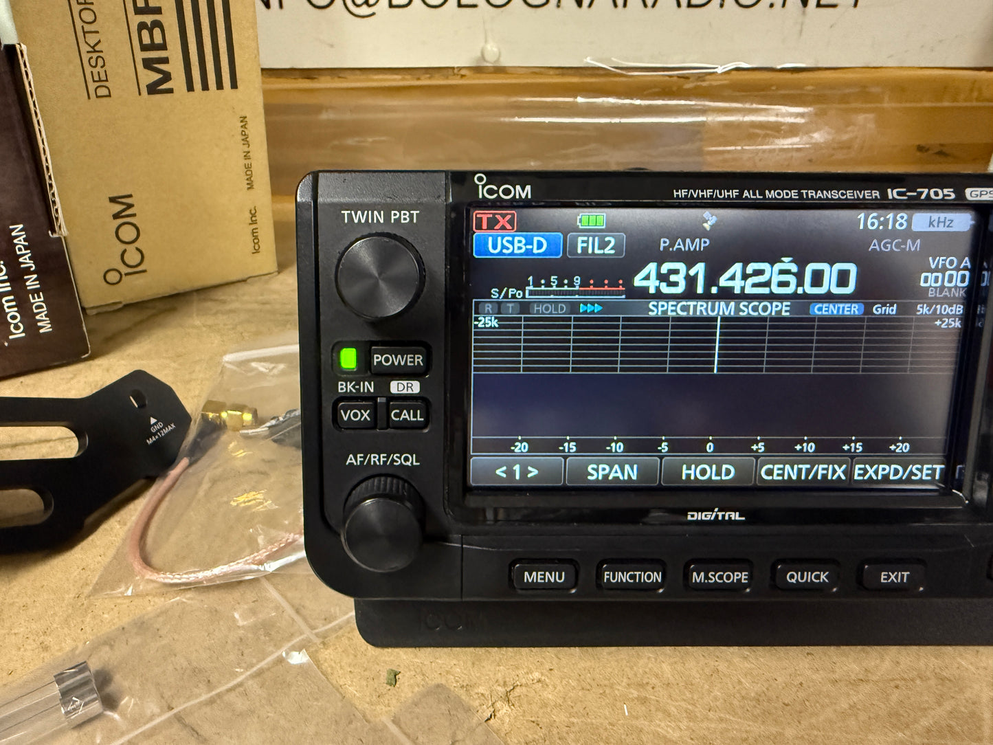 Icom IC 705 + 2 BP 307 + MBF 705 + supp antenna Garanzia 12 mesi