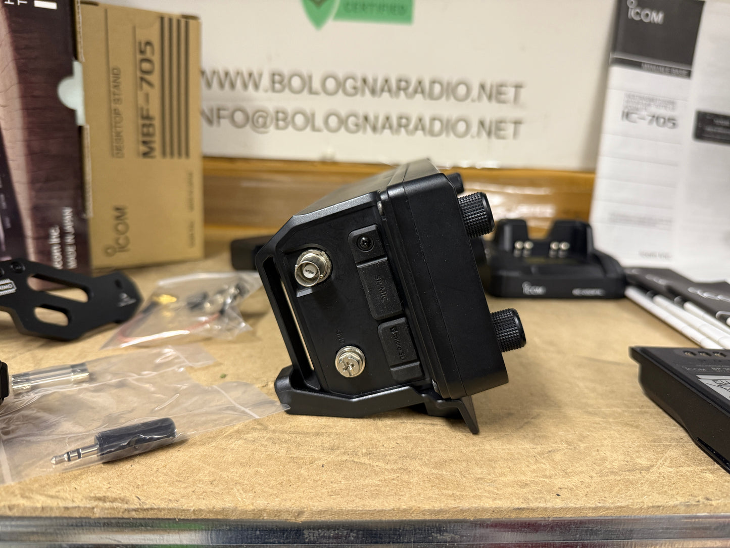 Icom IC 705 + 2 BP 307 + MBF 705 + supp antenna Garanzia 12 mesi