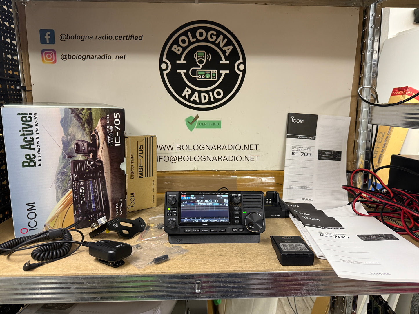 Icom IC 705 + 2 BP 307 + MBF 705 + supp antenna Garanzia 12 mesi