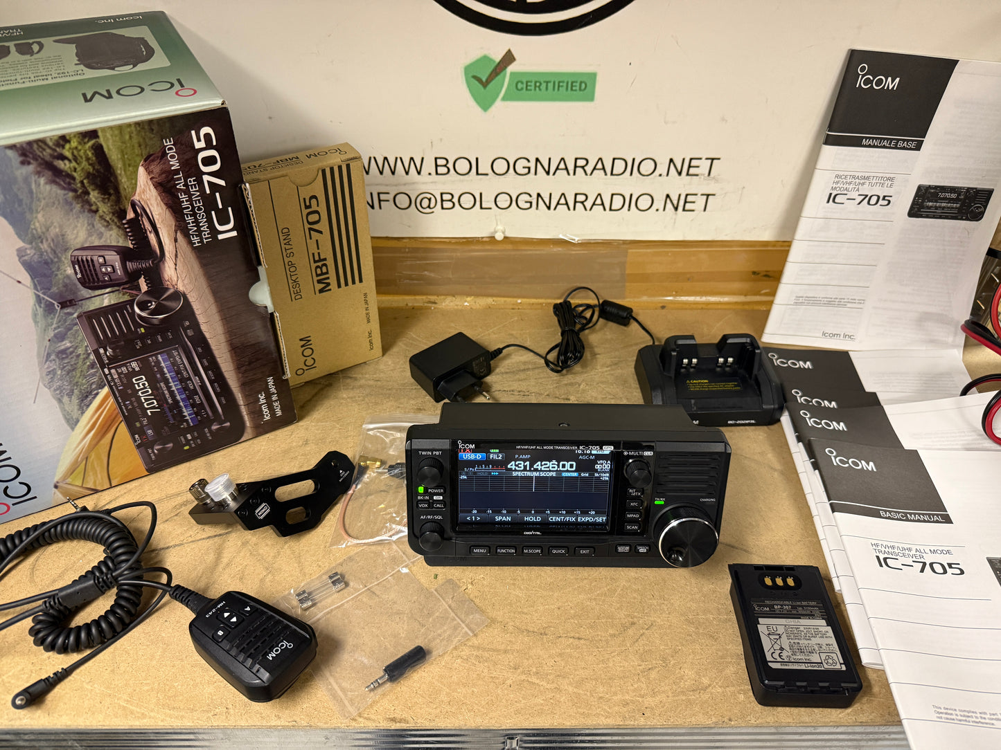 Icom IC 705 + 2 BP 307 + MBF 705 + supp antenna Garanzia 12 mesi