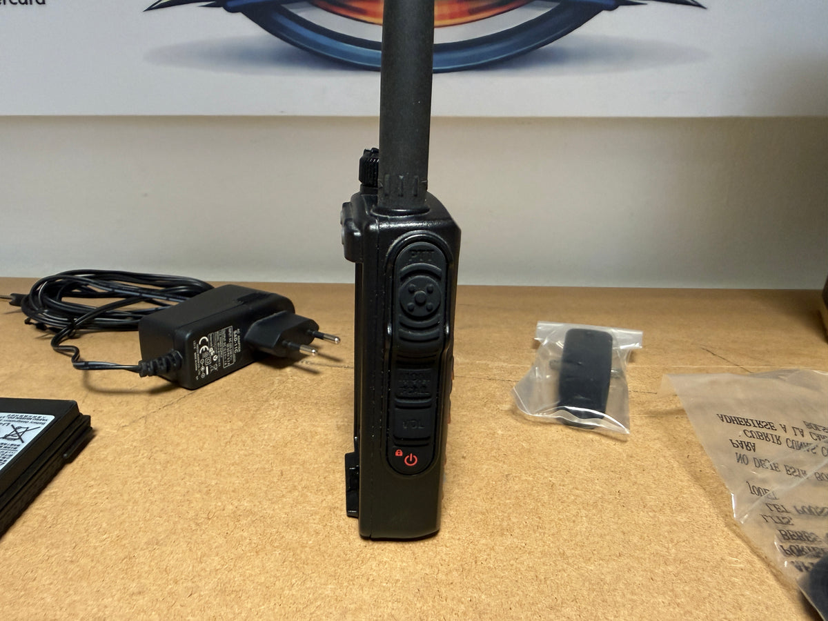 YAESU FT-70DE + 3 batterie full set pari al nuovo Garanzia 12 Mesi