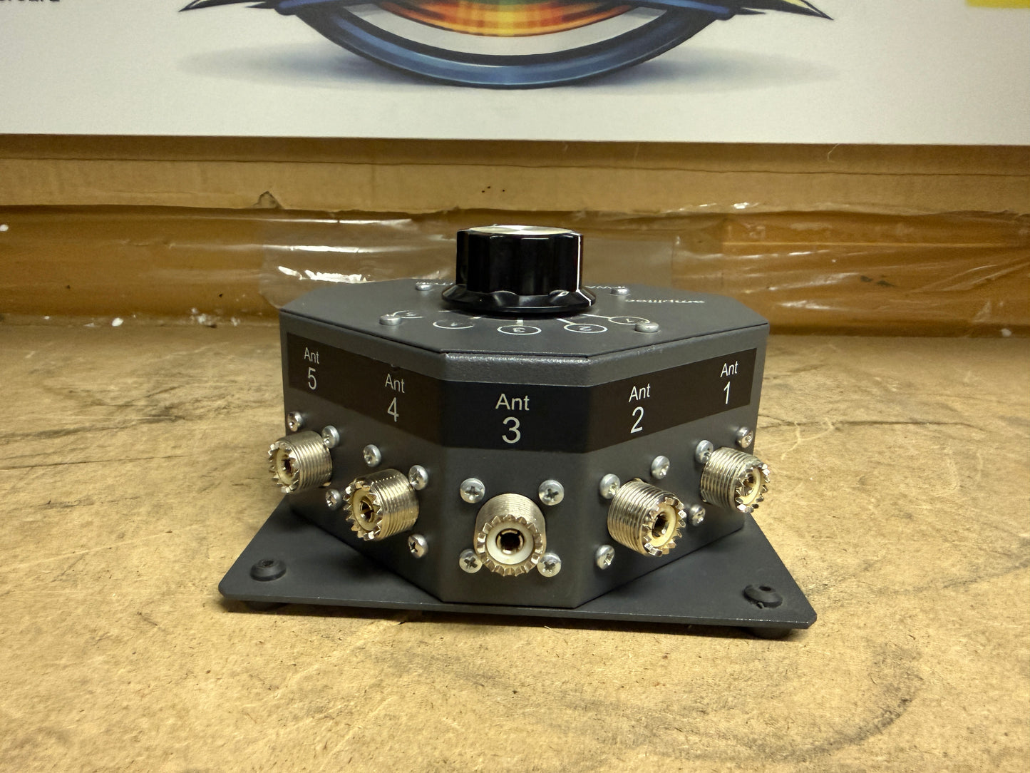 Amplitec M-SW-2000 commutatore d'antenna 100 kHz a 50 MHz 2000 watt.