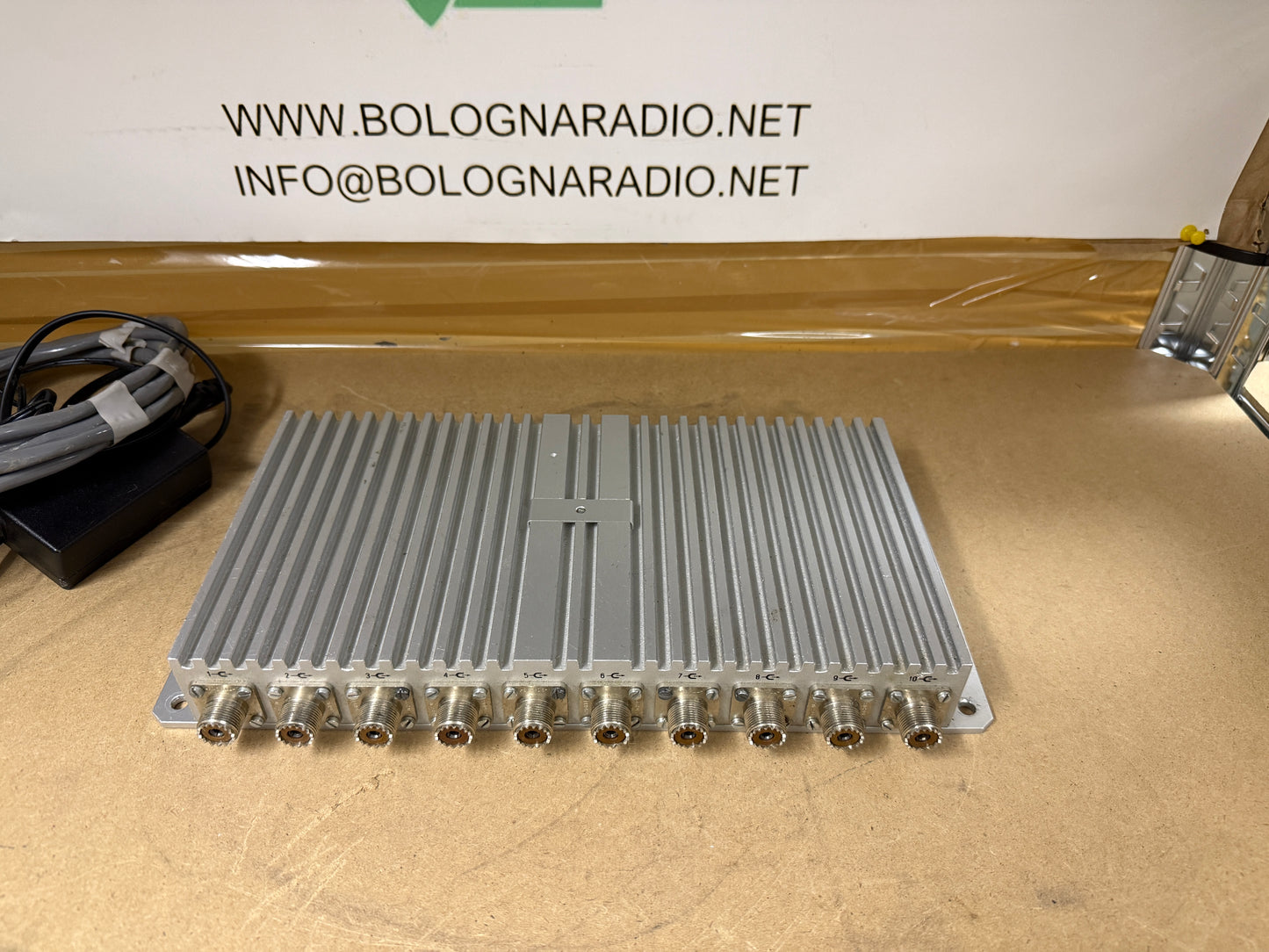 AMPLIFICATORE D'ANTENNA A BANDA LARGA A 10 uscite
