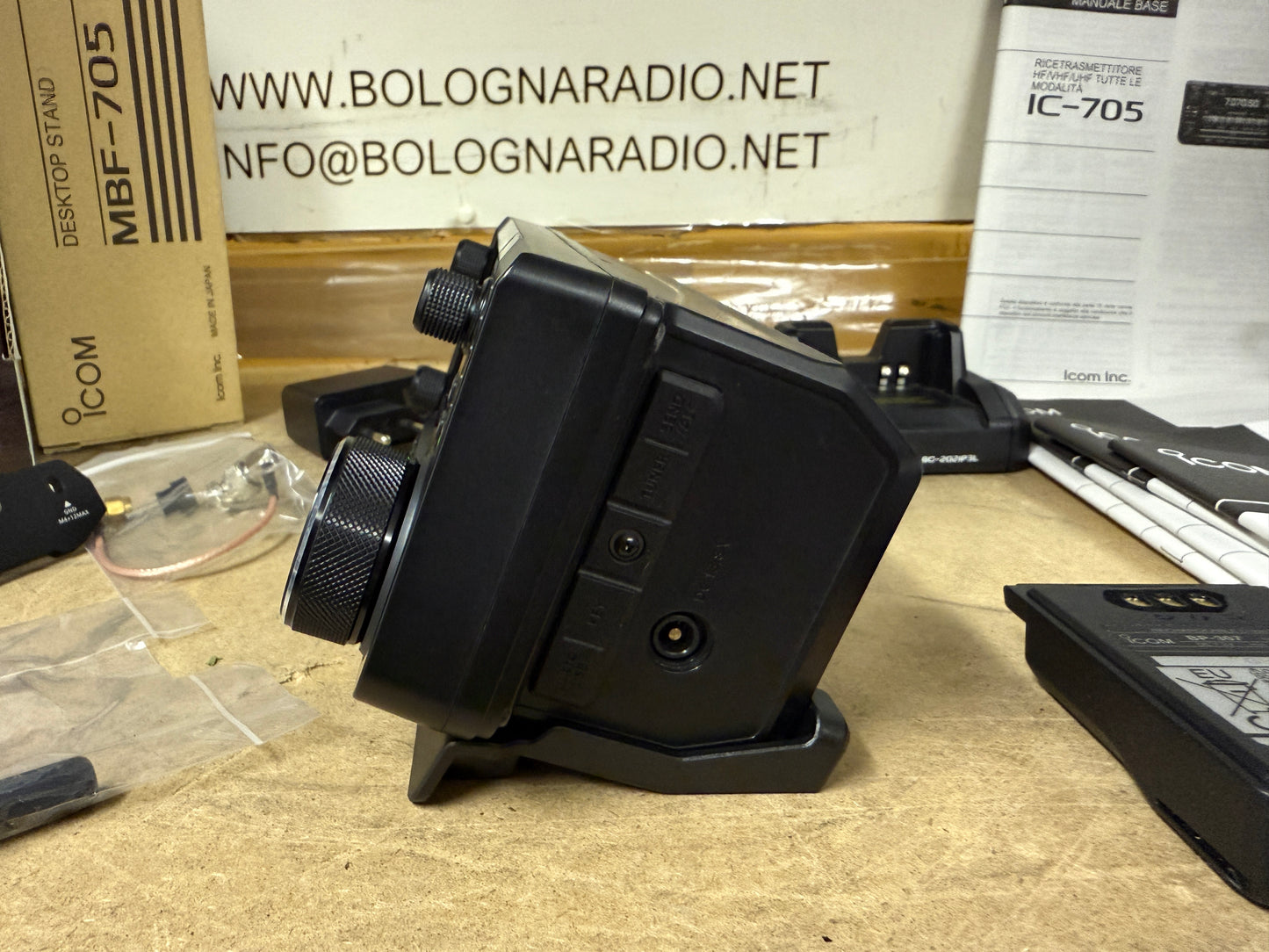 Icom IC 705 + 2 BP 307 + MBF 705 + supp antenna Garanzia 12 mesi