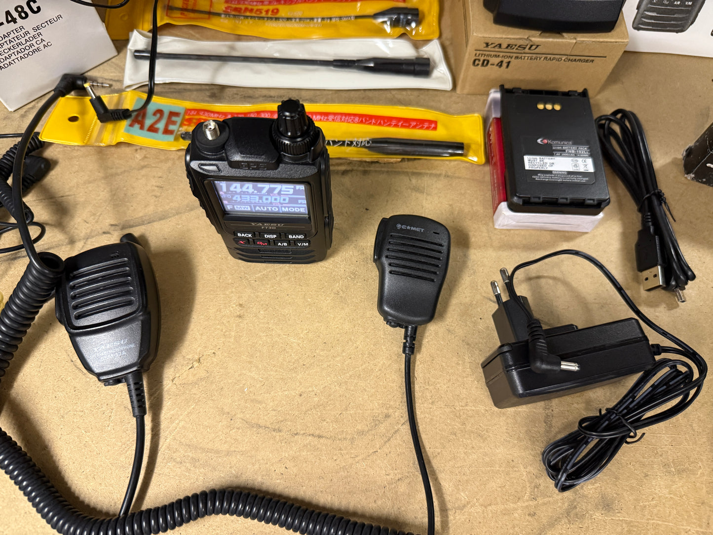 A1 Yaesu FT 3 D pari al nuovo + Accessori