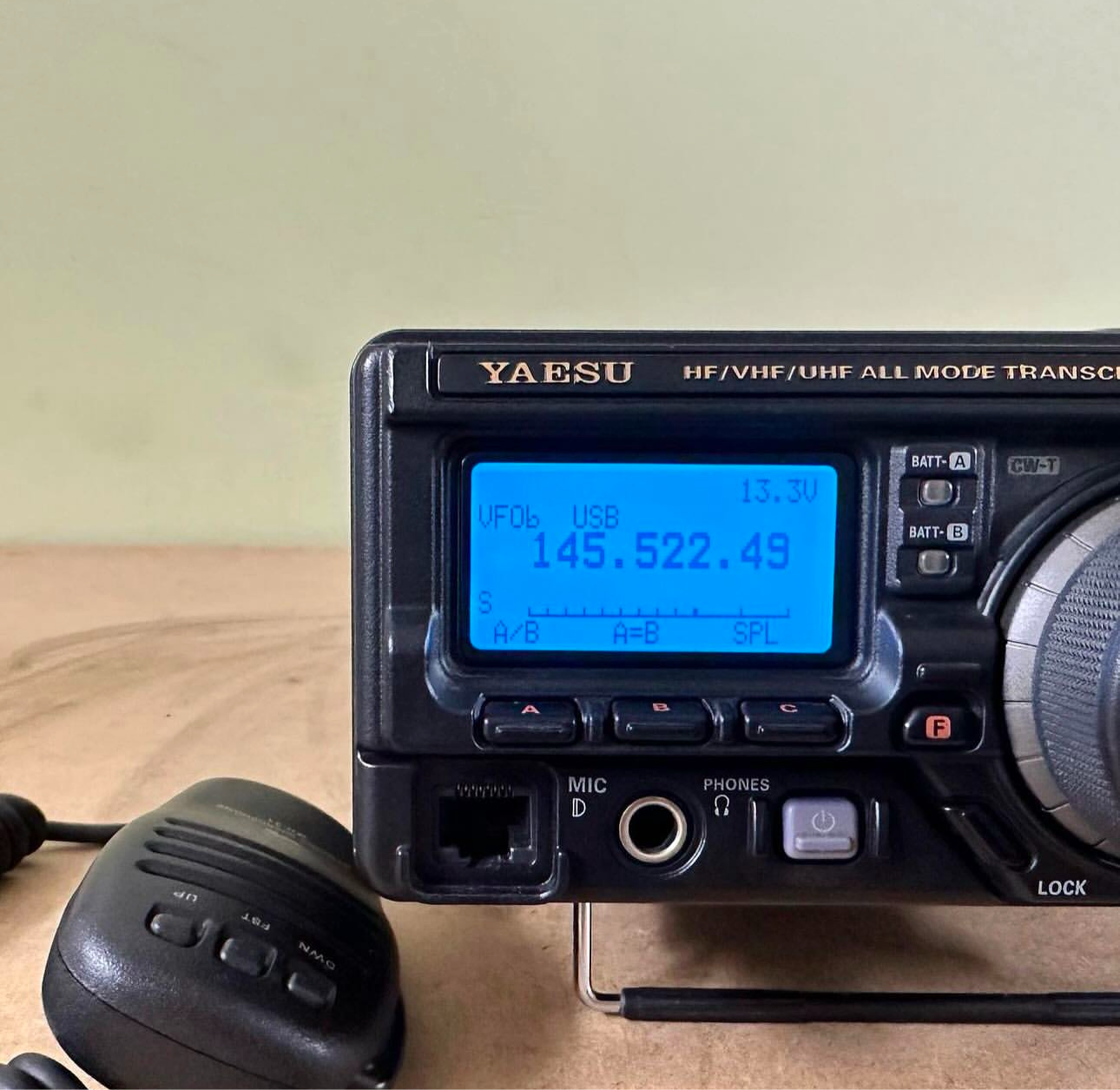 Yaesu FT 897 radio perfettamente funzionante. Banda espansa