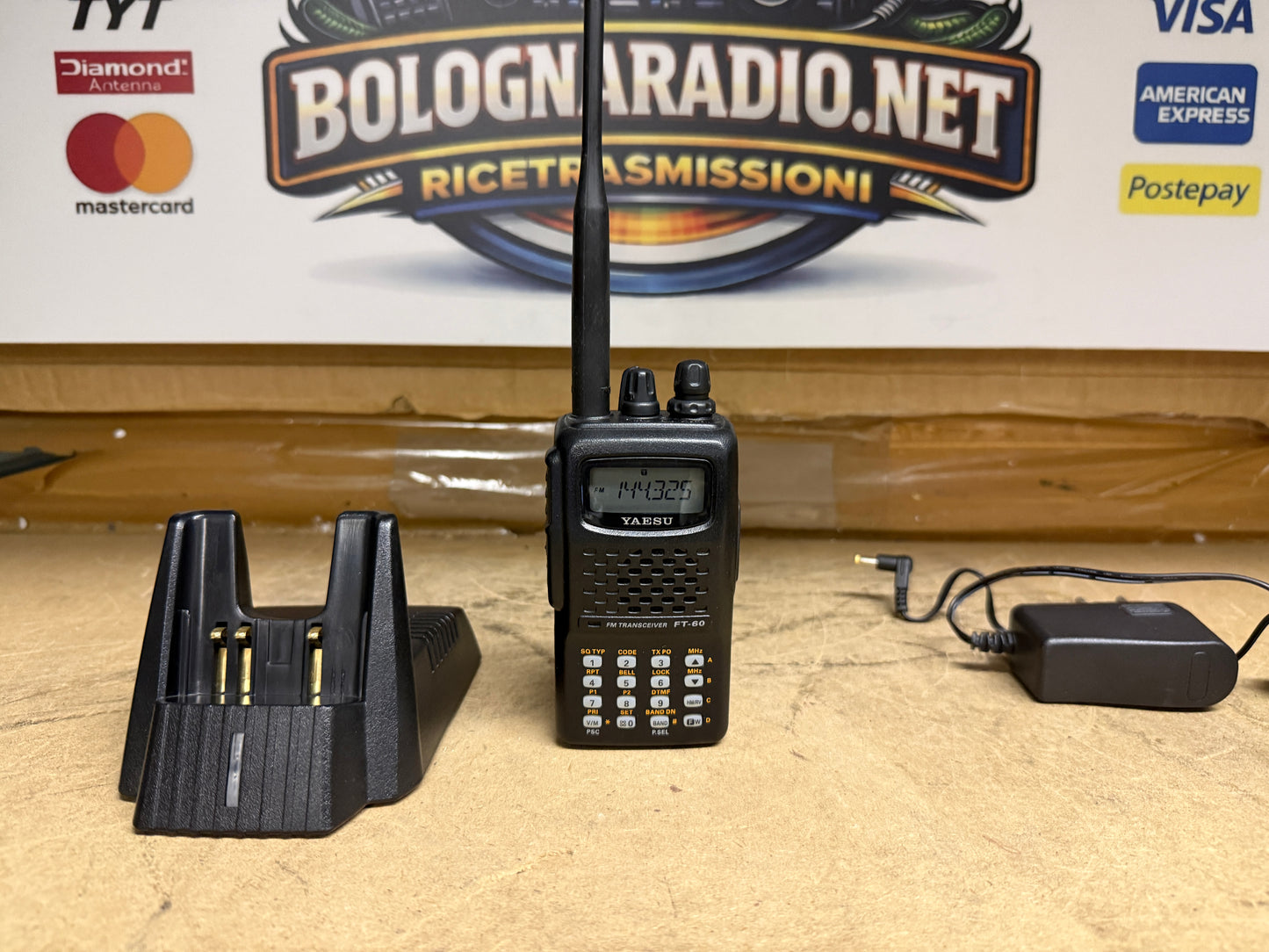 Yaesu FT 60 + caricabatterie da tavolo perfetto