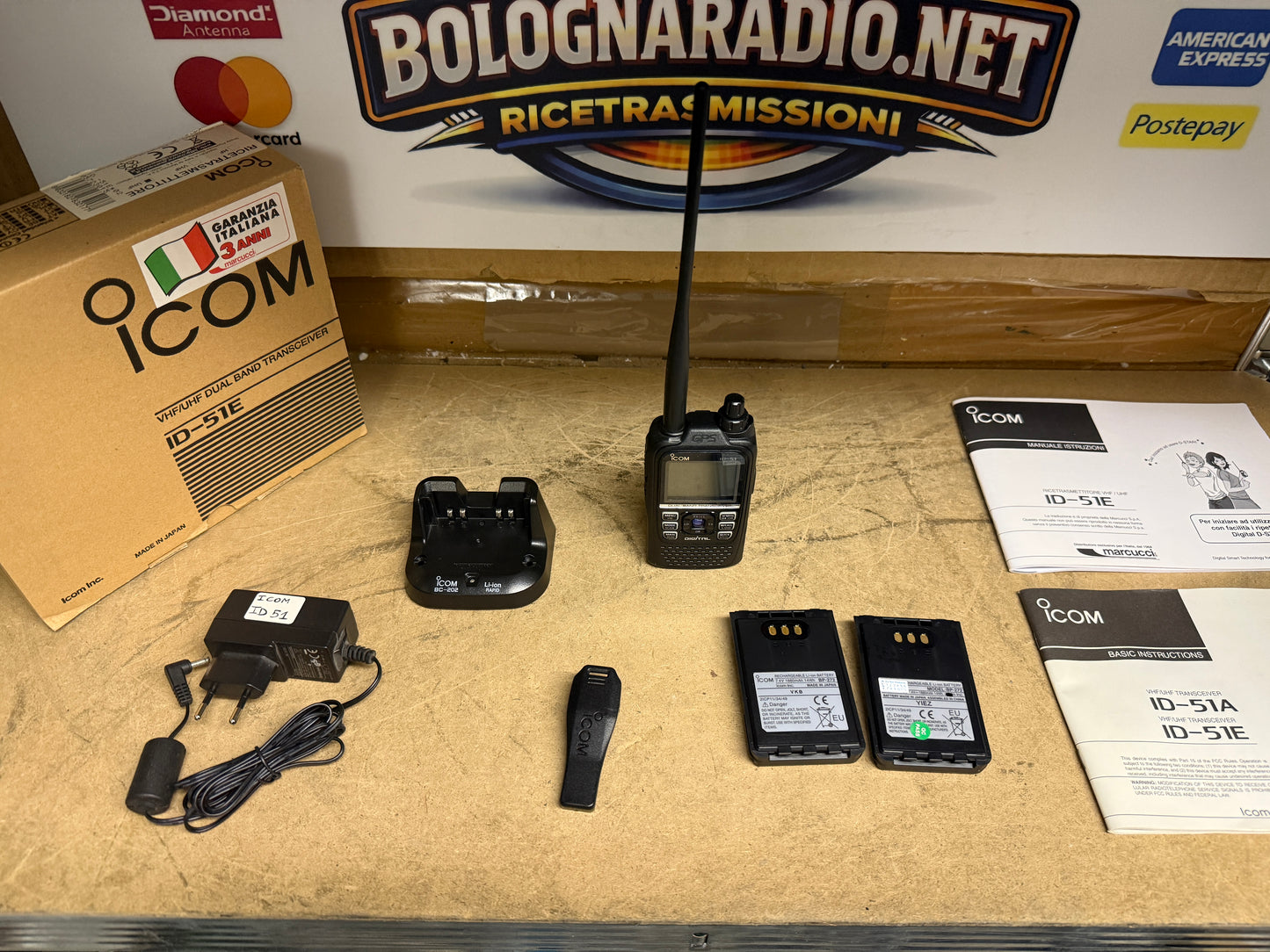 Icom ID 51 E + 2 Batterie + BC202 full set pari al nuovo Garanzia 12 Mesi