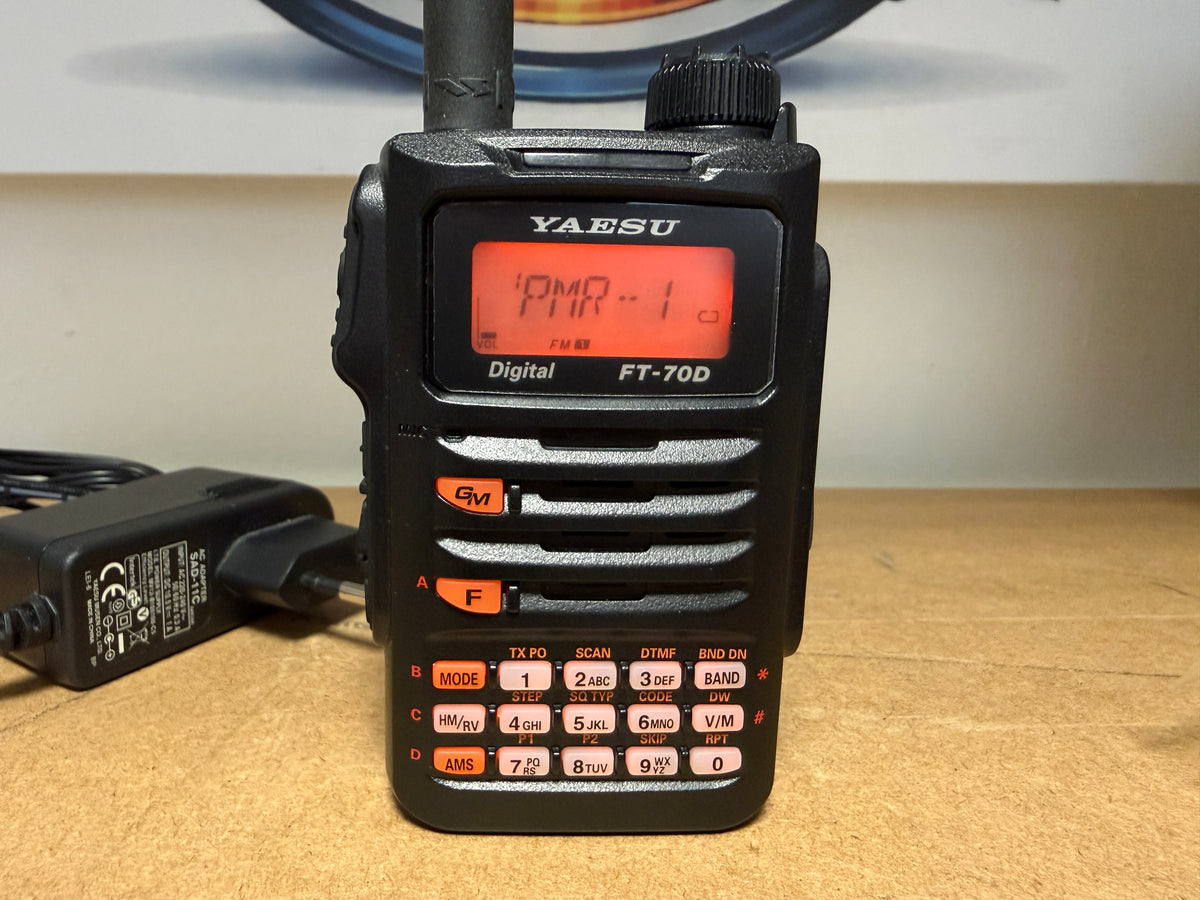 YAESU FT-70DE + 3 batterie full set pari al nuovo Garanzia 12 Mesi