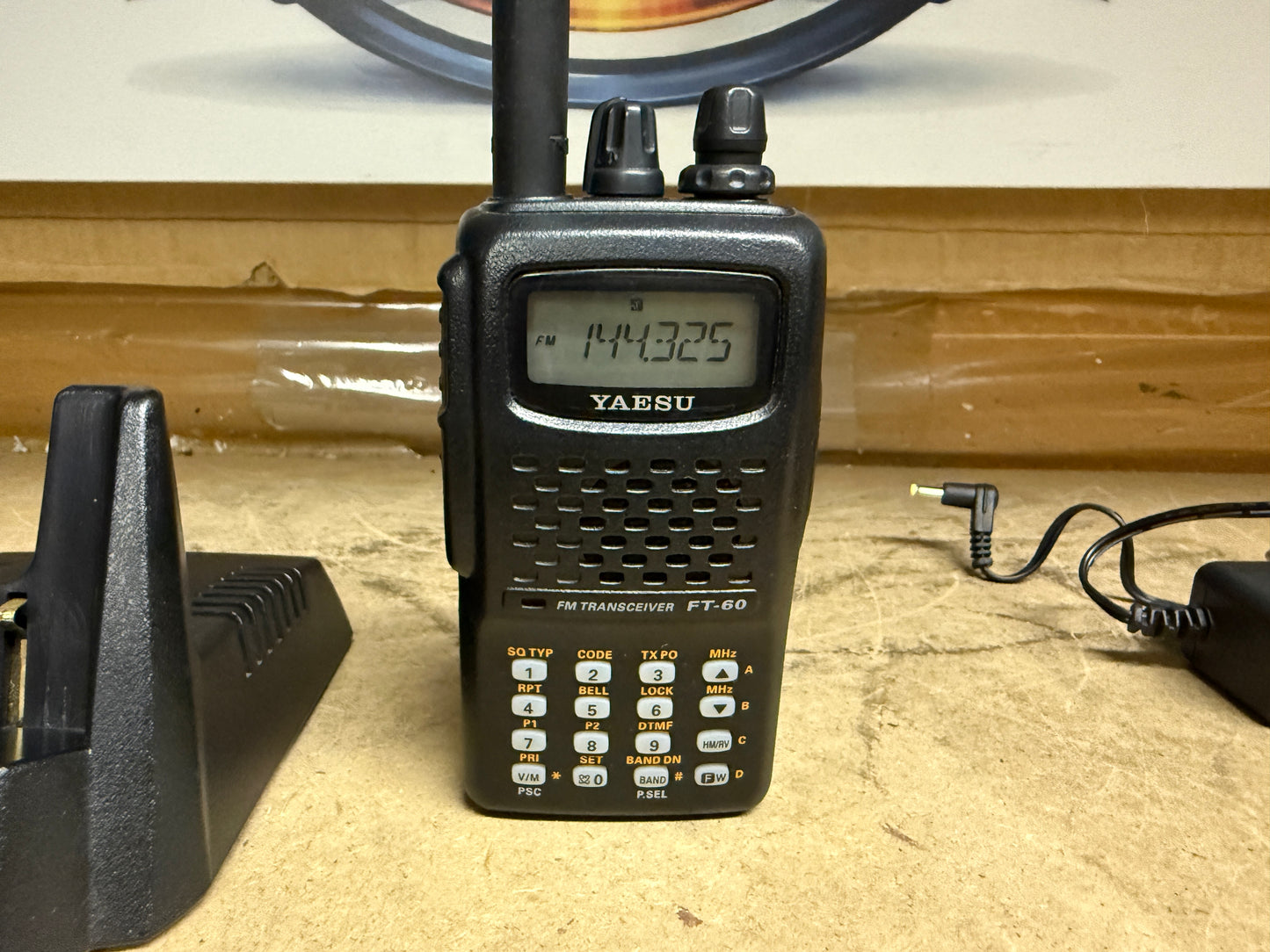 Yaesu FT 60 + caricabatterie da tavolo perfetto