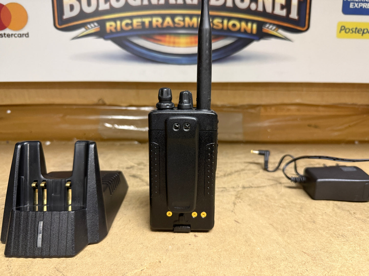 Yaesu FT 60 + caricabatterie da tavolo perfetto