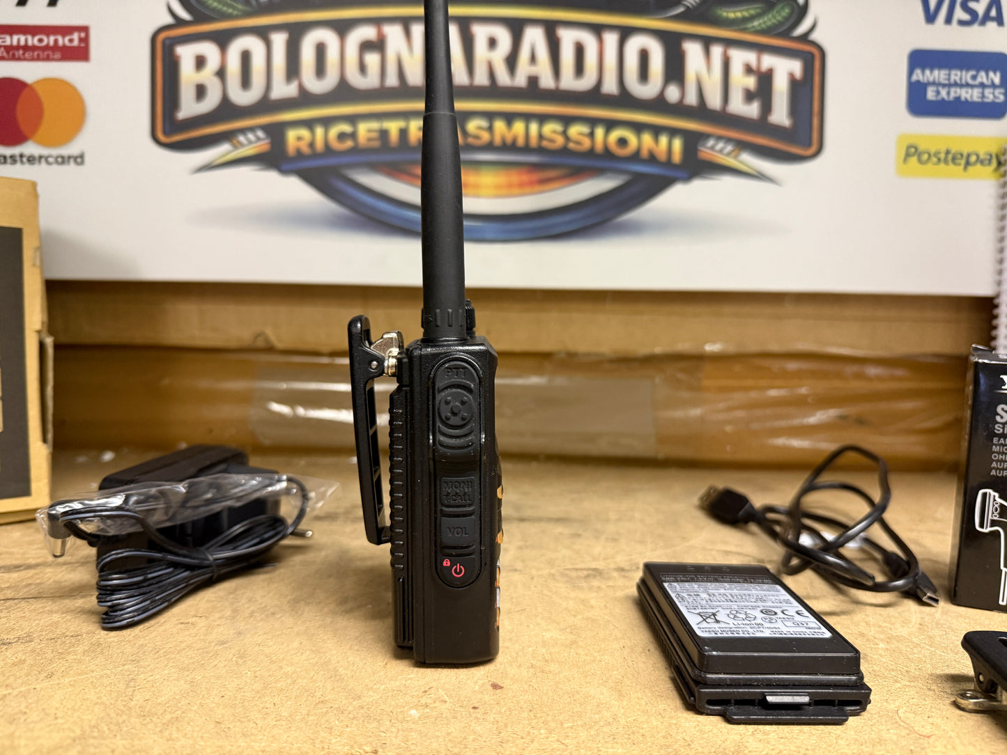 YAESU FT-70DE + 2 batterie + mike SSM 57A