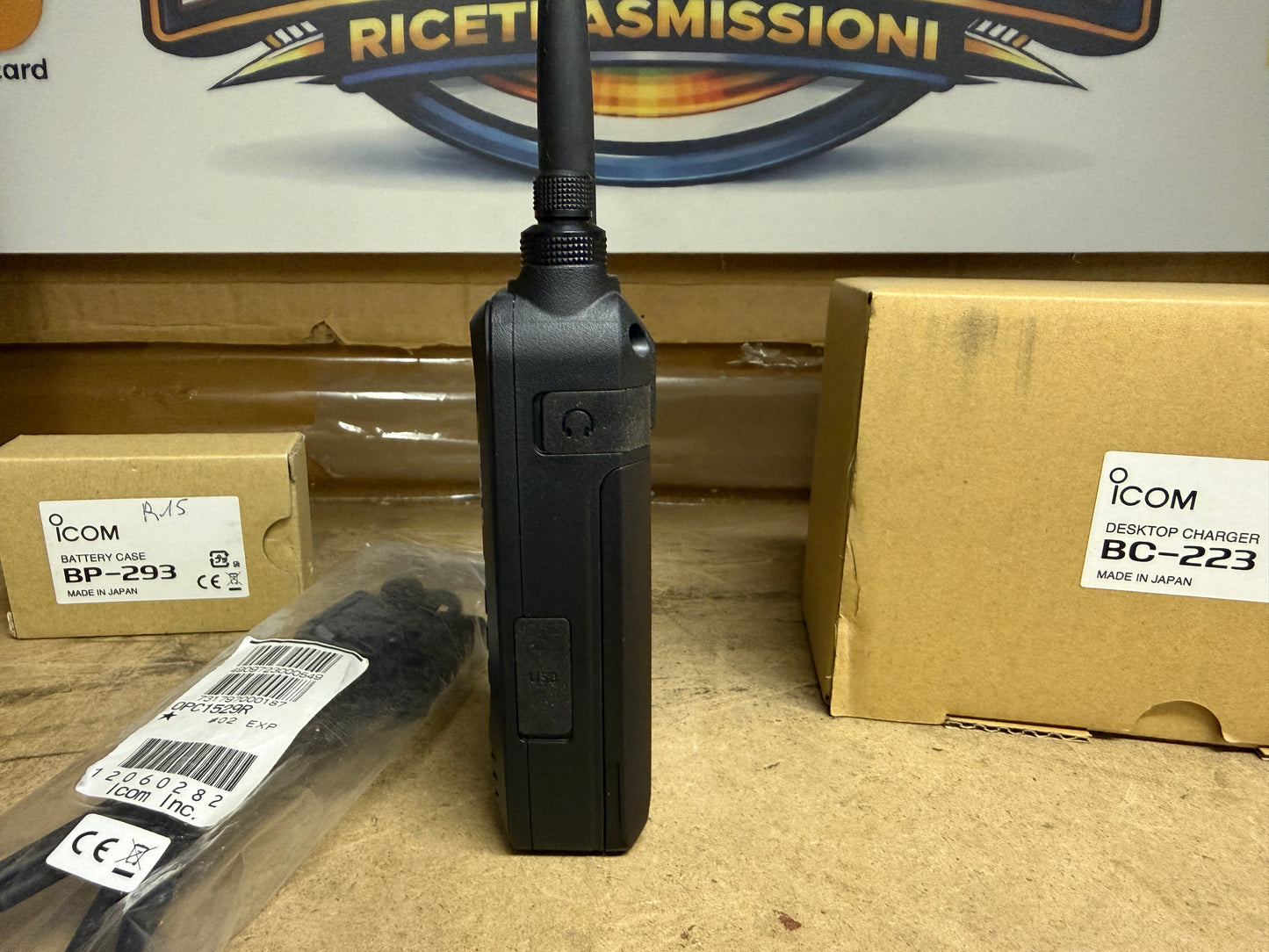 Icom ic r15 + bc223 + bp293 + opc1529r pari al nuovo full set