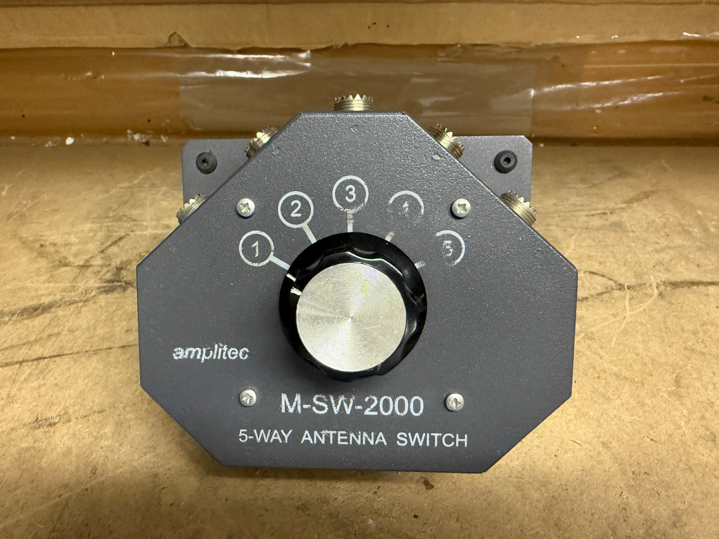 Amplitec M-SW-2000 commutatore d'antenna 100 kHz a 50 MHz 2000 watt.