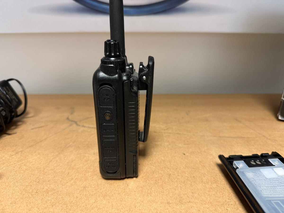Yaesu FT 5d + FBA39 pari al nuovo full set Garanzia 12 Mesi