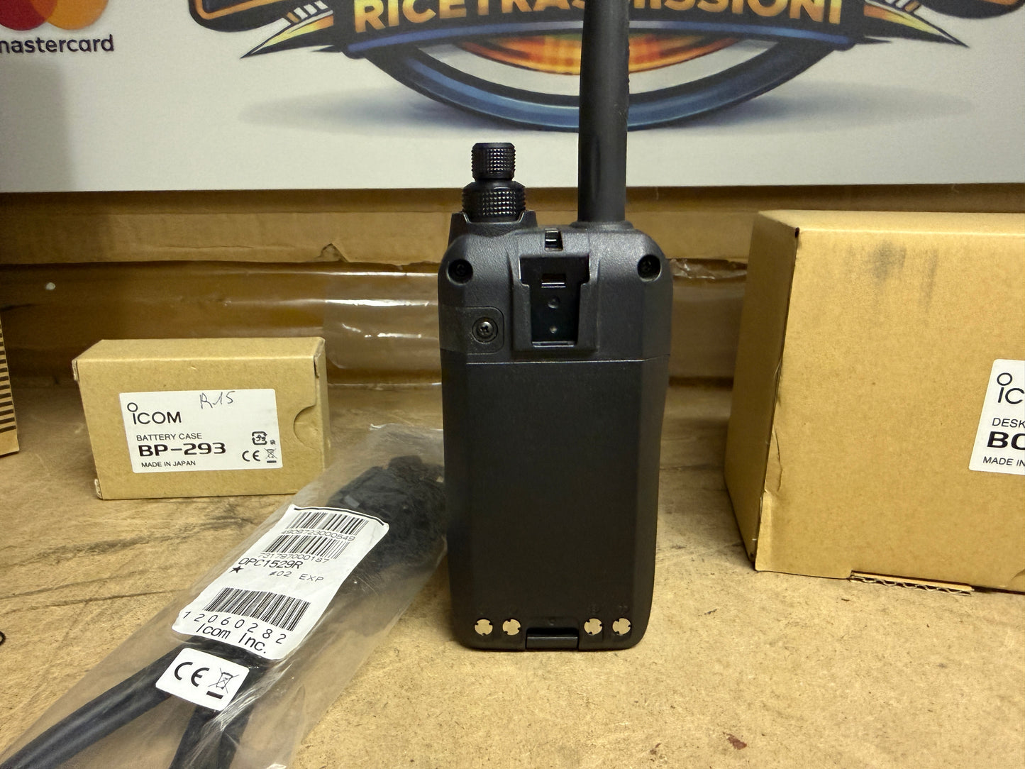 Icom ic r15 + bc223 + bp293 + opc1529r pari al nuovo full set