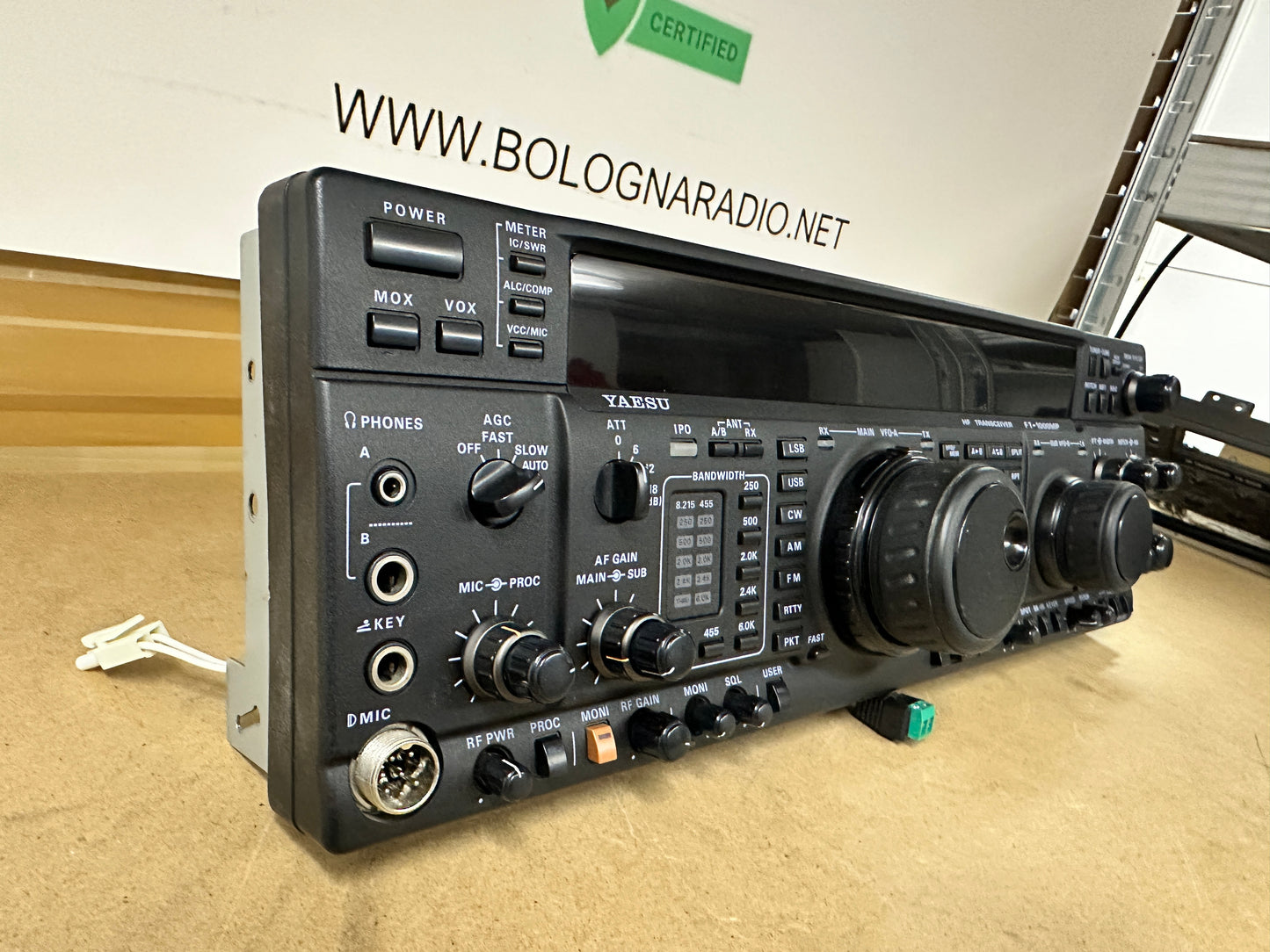 Yaesu FT 1000 frontale completo