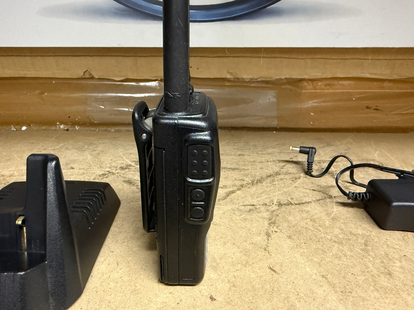 Yaesu FT 60 + caricabatterie da tavolo perfetto