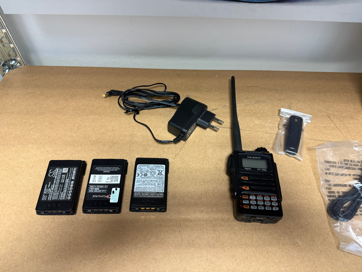 YAESU FT-70DE + 3 batterie full set pari al nuovo Garanzia 12 Mesi