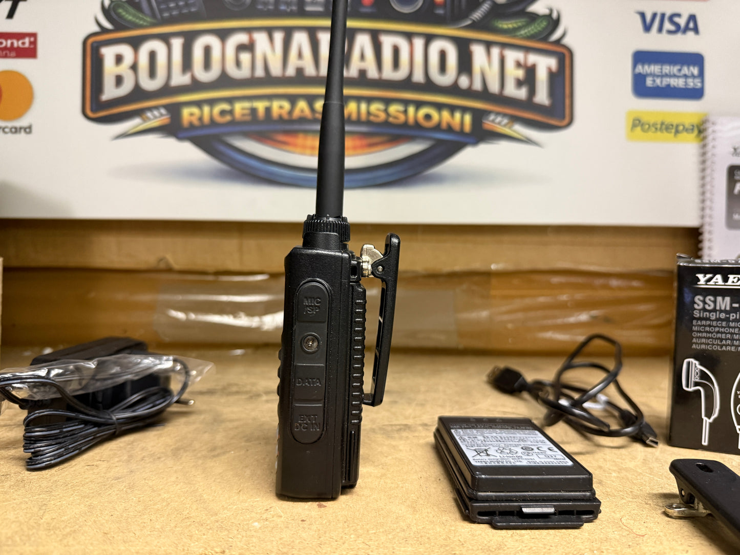 YAESU FT-70DE + 2 batterie + mike SSM 57A