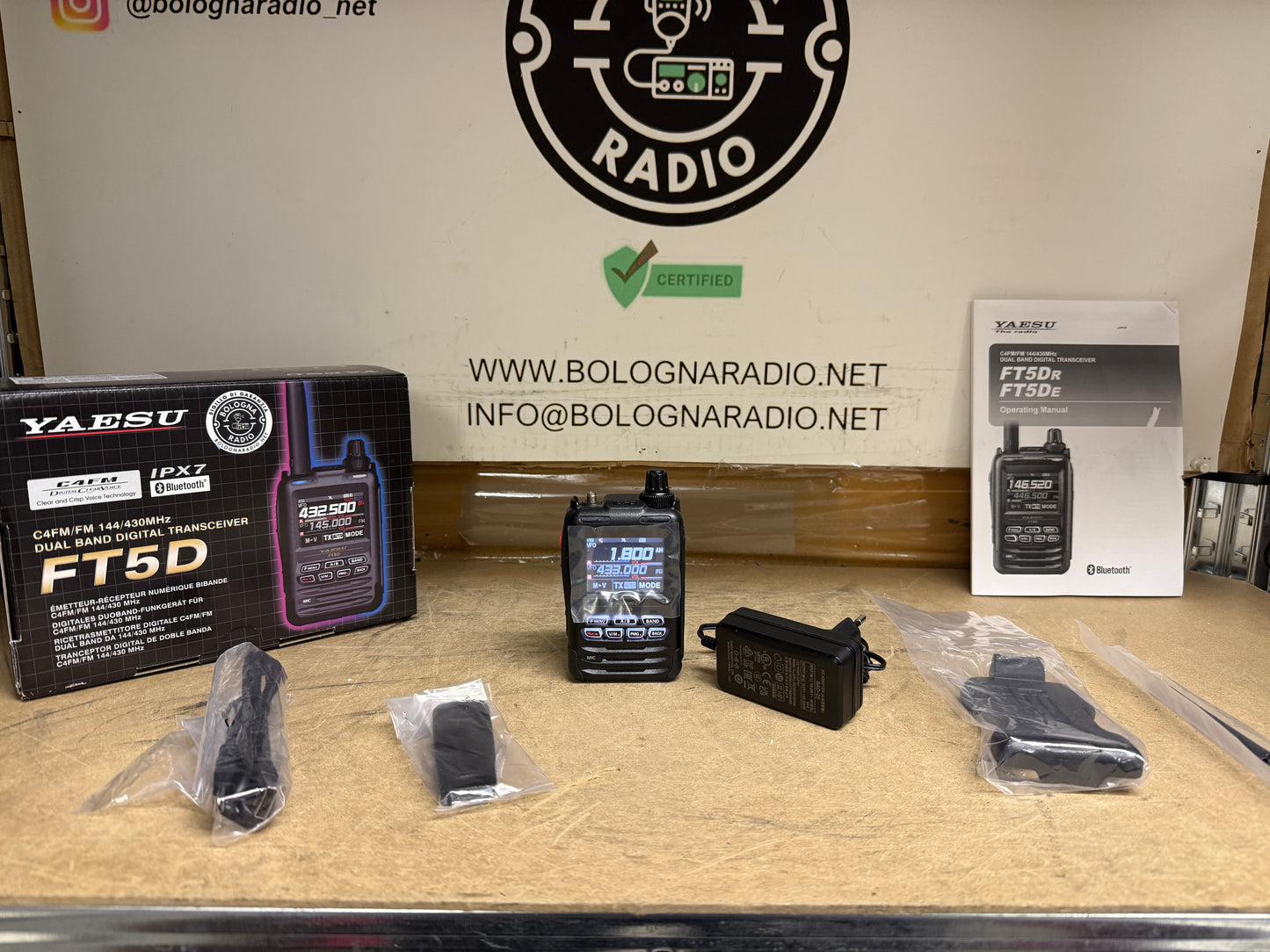 A-1 Yaesu FT5D 04/2025 pari al nuovo Garanzia Ufficiale espanso