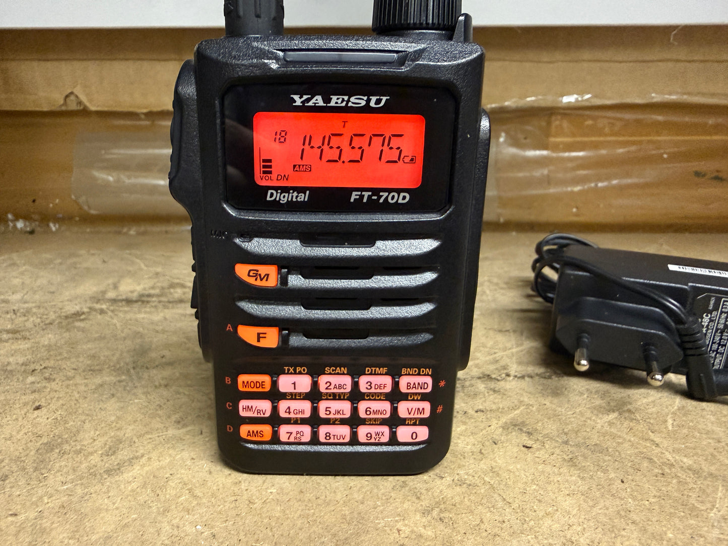 YAESU FT-70DE + mike SSM 17A pari al nuovo Garanzia Ufficiale
