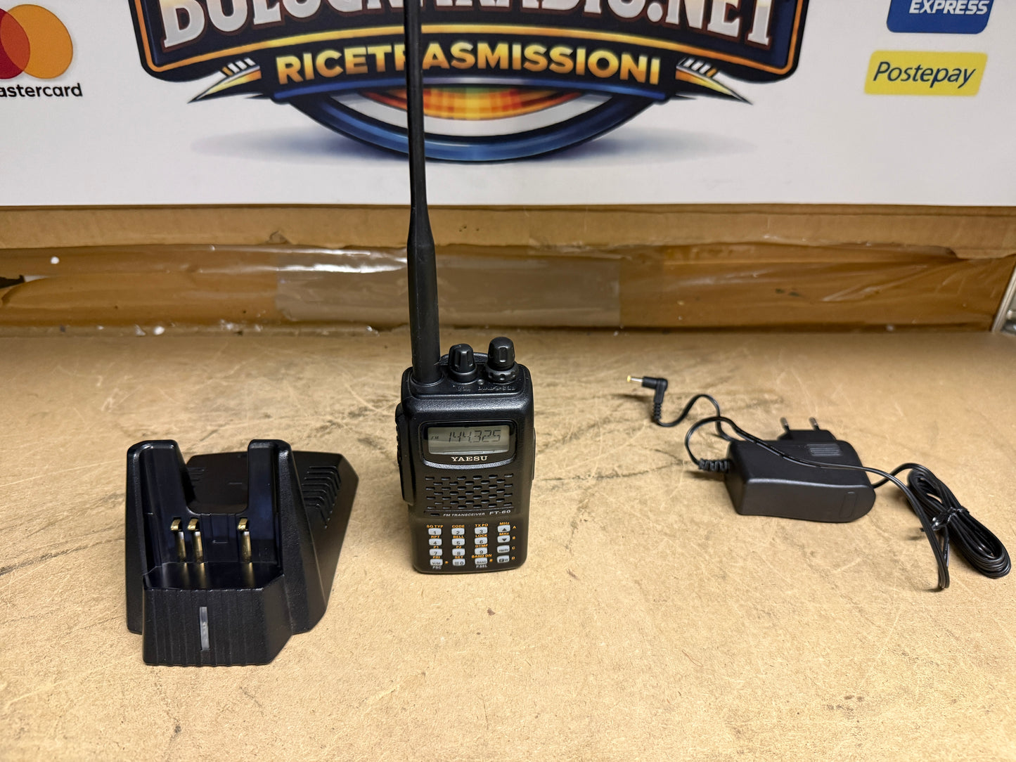 Yaesu FT 60 + caricabatterie da tavolo perfetto
