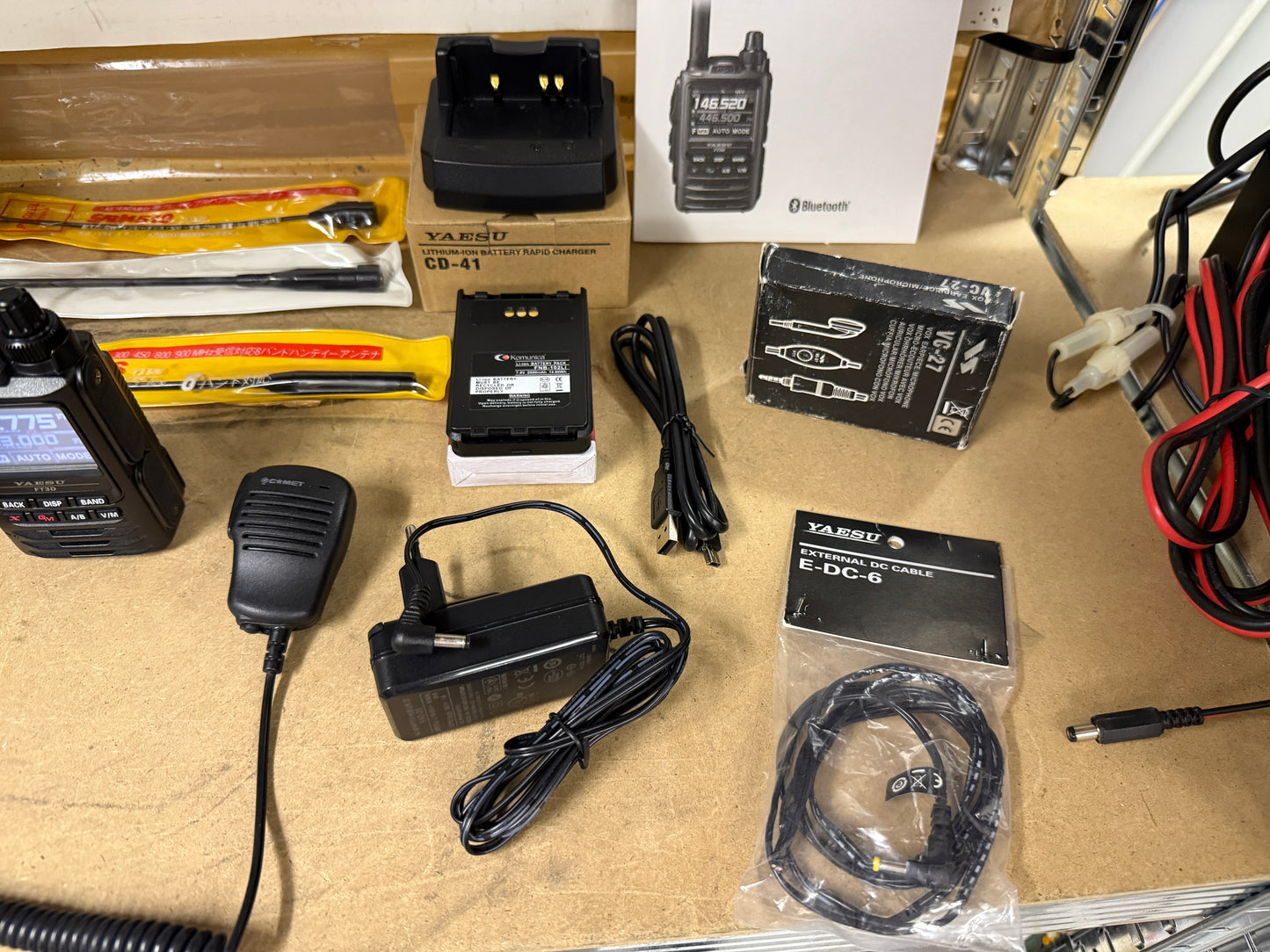 A1 Yaesu FT 3 D pari al nuovo + Accessori