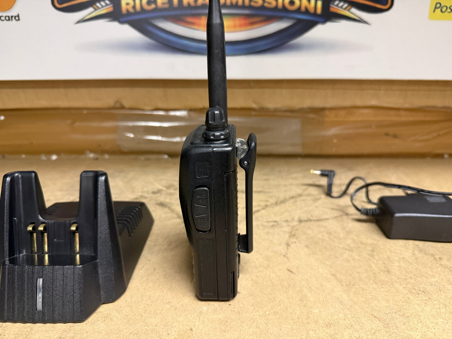 Yaesu FT 60 + caricabatterie da tavolo perfetto