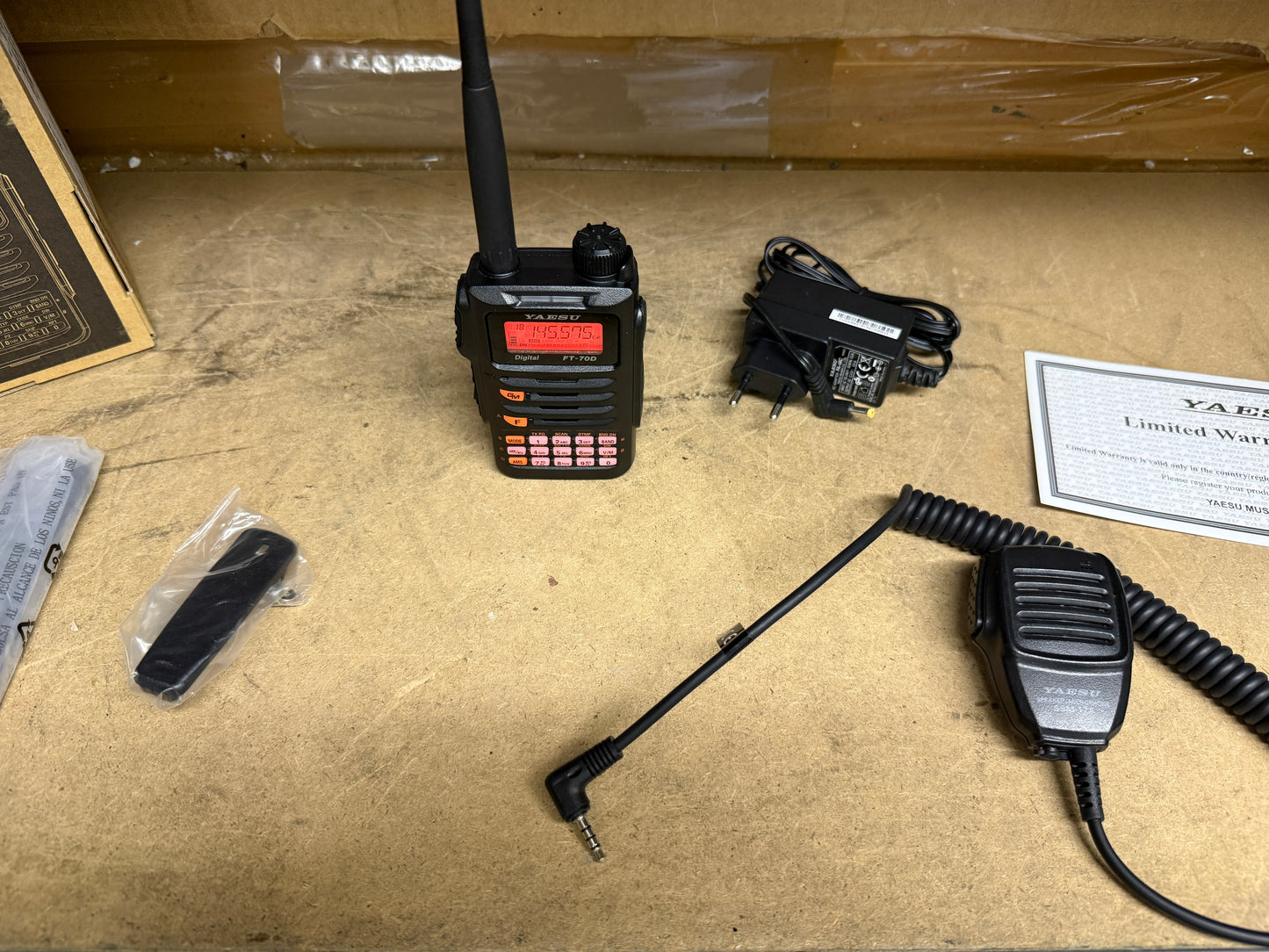YAESU FT-70DE + mike SSM 17A pari al nuovo Garanzia Ufficiale
