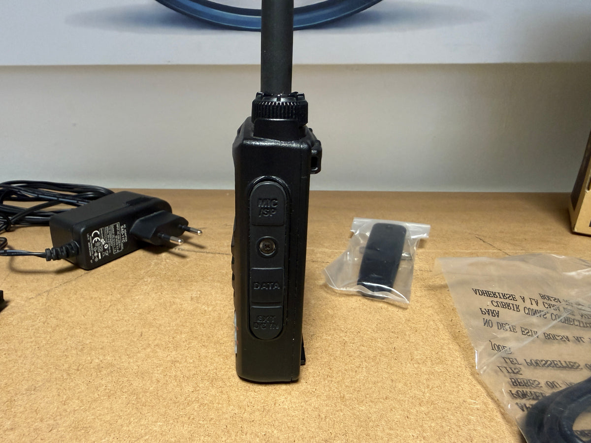 YAESU FT-70DE + 3 batterie full set pari al nuovo Garanzia 12 Mesi