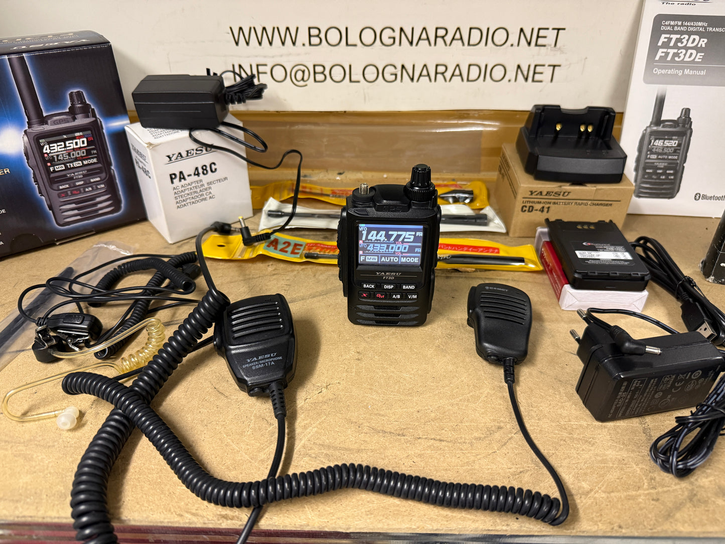 A1 Yaesu FT 3 D pari al nuovo + Accessori