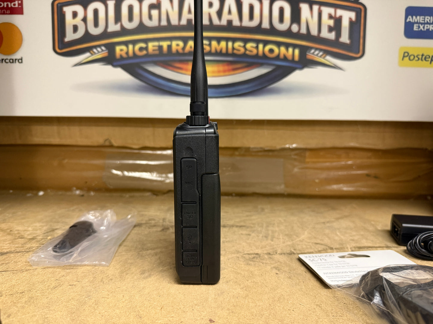 Kenwood TH-D 75 nuovo garanzia ufficiale fino al 07-2030 + accessori